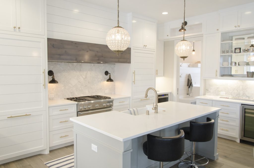 A white kitchen with beautiful quartz countertops.